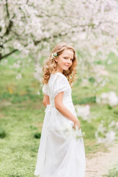 Menina Bonita Vestido Longo Branco Jardim Primavera Florescendo — Fotografia de Stock