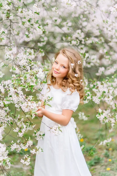 Retrato Uma Menina Modelo Bonita Jardim Florescente Flores Brancas Seu — Fotografia de Stock