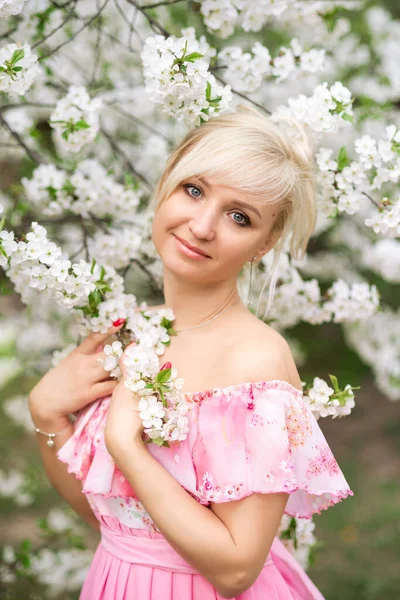 Porträt Einer Schönen Blonden Frau Einem Rosa Kleid Einem Blühenden — Stockfoto