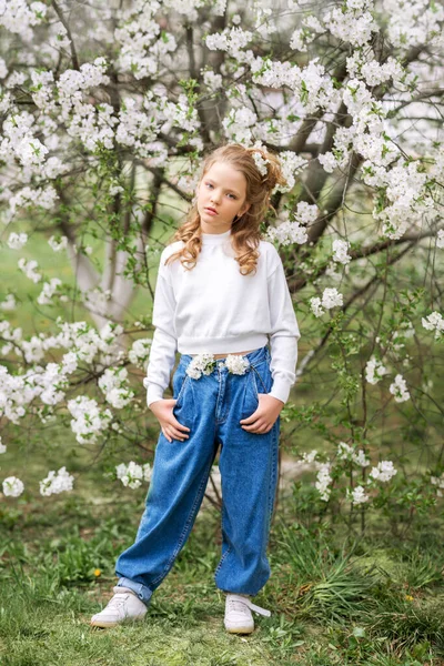 Модна Молода Дівчина Джинсах Квітучому Саду Навесні — стокове фото