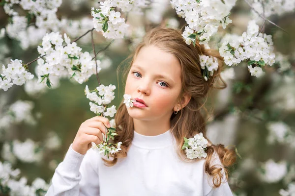 Портрет Красивої Дівчини Моделі Квітучому Саду Білі Квіти Волоссі — стокове фото