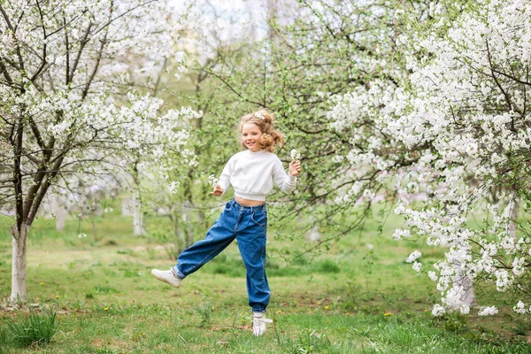 Gelukkig Jong Meisje Jeans Spelen Lente Tuin — Stockfoto