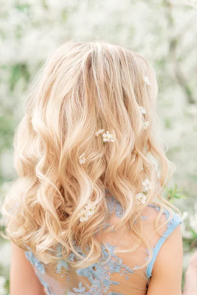 Frisur Locken Mit Blumen Der Blick Von Hinten Blond Frühlingsgarten — Stockfoto