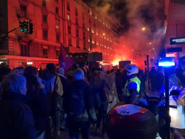 Feministlerin mitinginde polis