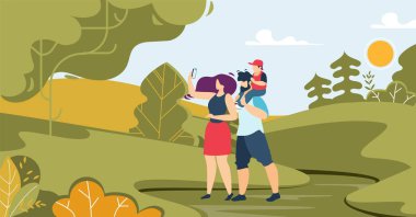 Baba, Çocuklu Anne Ormanda Fotoğraf Çekiyor