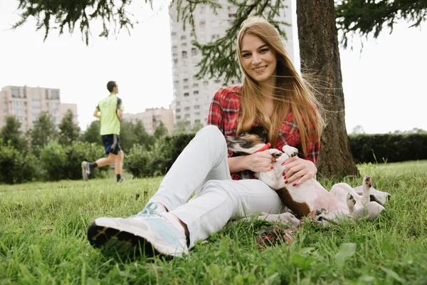 Joven Bonita Chica Rojo Tartán Camisa Sentarse Césped Abrazar Perro — Foto de Stock