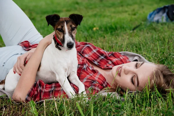 Leende Vackra Ligger Flicka Tartan Röd Skjorta Med Lång Hår — Stockfoto