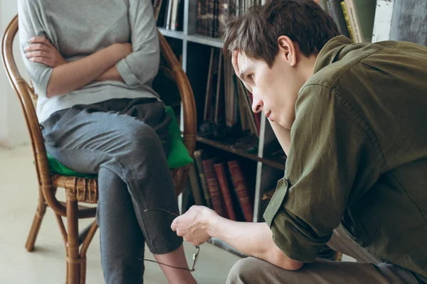 Familienkonflikte Paar Diskutiert Neben Bücherregalen Sitzen Moderner Lässiger Hipster Look — Stockfoto