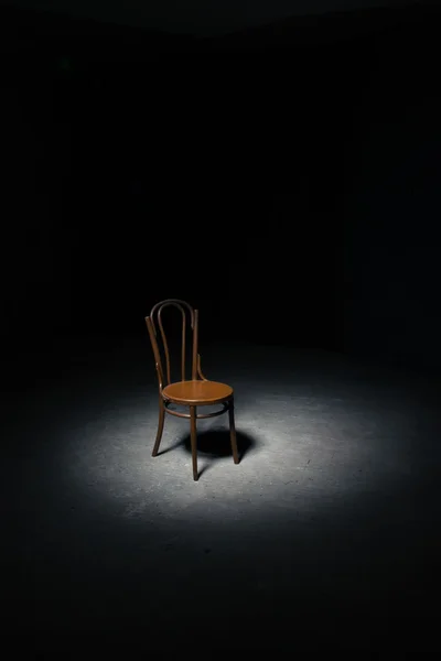 Boş odasında yalnız sandalye