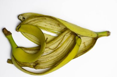İzole edilmiş beyaz arka planda duran taze muz kabuğu değil..