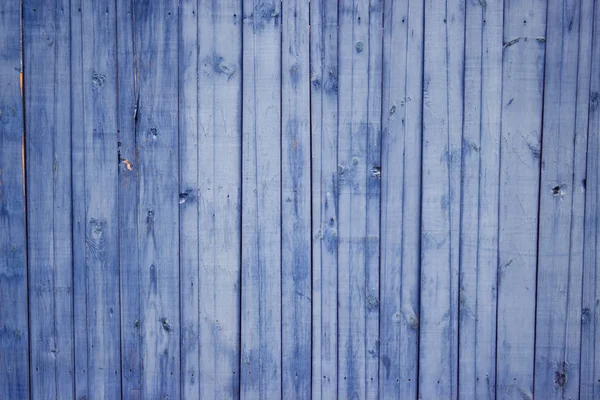 Kék táblák, fa színű háttér. Függőleges falemezek szerkezete. — Stock Fotó
