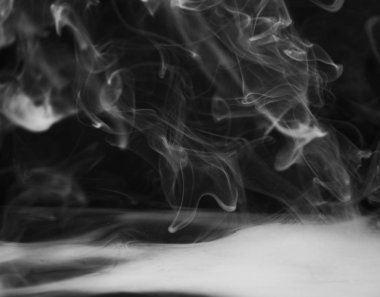 Duman, sis ya da siyah arka planda buhar. Yüzeye yayılan ve havada dönen bir sis..