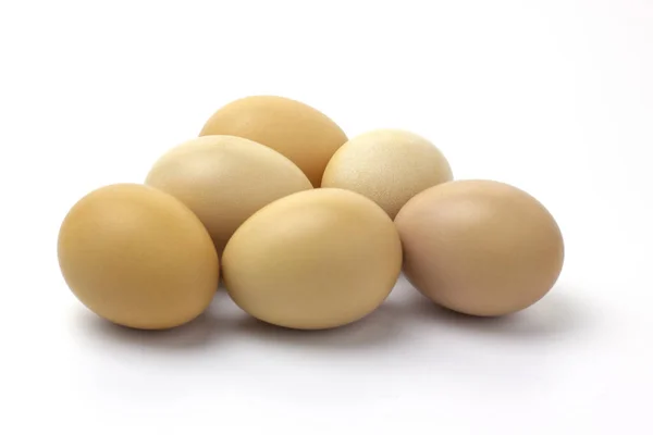 Φρέσκα αυγά κοτόπουλου απομονωμένα σε λευκό φόντο. Τρόφιμα για μαγείρεμα. — Φωτογραφία Αρχείου
