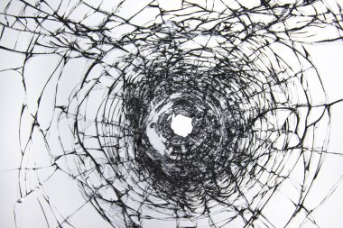 Ön camı kır. Ateşli bir silahla açılmış kırık bir cam. Hırsızlar ve vandallar tarafından dövüldükten sonra camlarda çatlaklar oluştu..