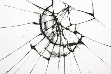 Şeffaf camlara çarpma sonucu oluşan çatlaklar. Ayrı çatlaklarla beyaz arkaplanda pencere.