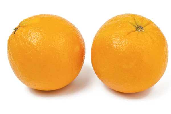 Φρέσκα ώριμα πορτοκάλια με χρήσιμες βιταμίνες που απομονώνονται σε λευκό φόντο. — Φωτογραφία Αρχείου