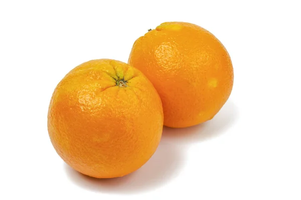 Naranjas frescas maduras con vitaminas útiles aisladas sobre fondo blanco . — Foto de Stock