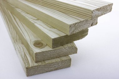 Beyaz arka planda yeni çam tahtaları