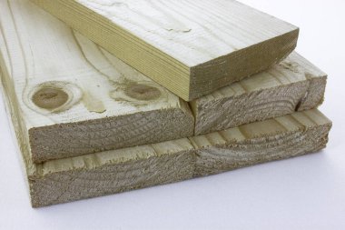 Beyaz arka planda yeni çam tahtaları