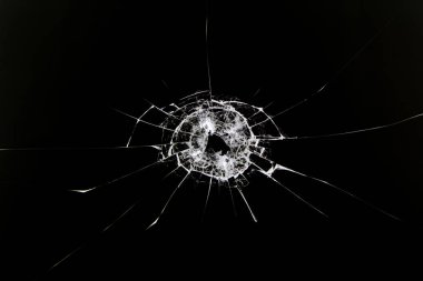 Katı bir cisimle vurulduktan sonra kırık cam dokusu. Çatlaklar beyazda izole edilmiş. Tasarım için kavram ögesi.