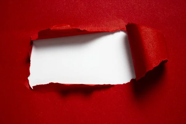 Copyspace rasgó el papel rojo con el fondo blanco en las sombras medias y duras para pegar el texto —  Fotos de Stock