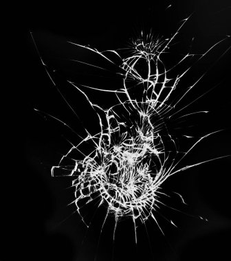 Siyah arka planda çatlaklar olan kırık camlar. Akıllı telefonun koruyucu camına üfle..