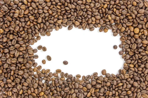Granos de café asados esparcidos sobre un fondo blanco —  Fotos de Stock
