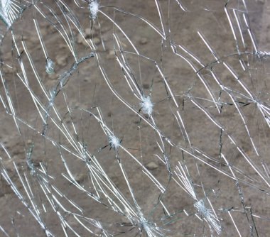 Kırık araba ön camı, kaza yüzünden camda çatlaklar..