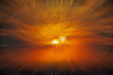 Soyut arkaplan, güneşli sabah gökyüzünün bulanıklığı. Güneşin turuncu ve koyu renkleri.