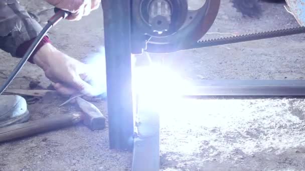金属结构的电镀 工人把金属和金属棒焊接以固定它们 电焊产生的火花和闪光 — 图库视频影像
