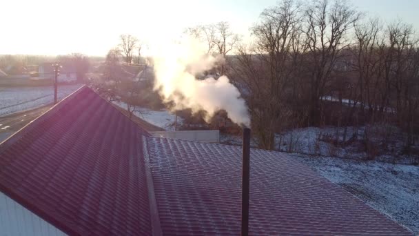 생태계 겨울철에 난방용 파이프에서 나오는 연기가 오염을 일으킨다 — 비디오