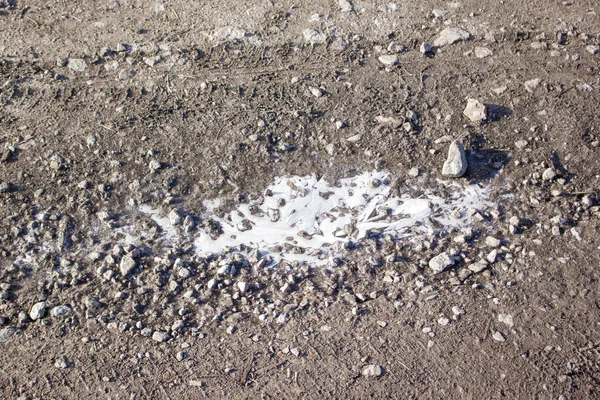 바위투성이의 비포장도로와 서리에 얼어붙은 뒤섞여 — 스톡 사진