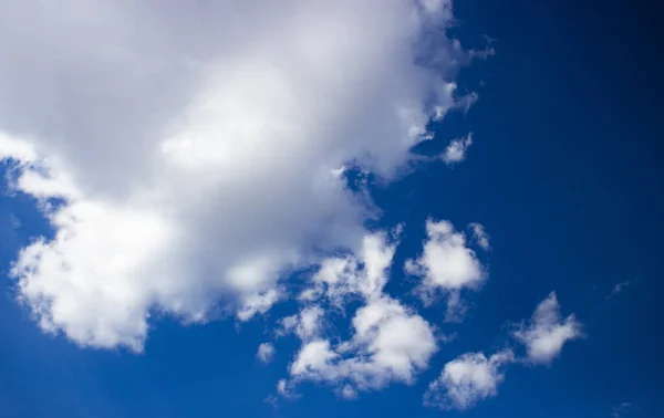 Mavi Gökyüzü Beyaz Kabarık Bulutlar Tasarım Veya Tebrik Kartı Için — Stok fotoğraf