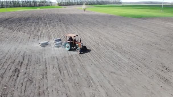 Starý Rezavý Traktor Sebou Nese Válečky Které Zasetí Otloukají Zem — Stock video