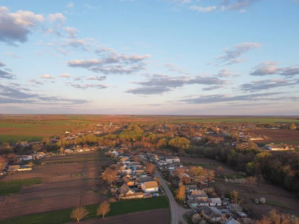 乌克兰村庄 小块土地和农田上的黄昏阳光 — 图库照片