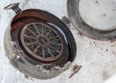 Hava filtresi uzun zamandır kullanılmayan eski bir motordan çıkarıldı..