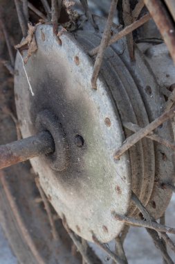 Uzun zamandır kullanılmayan eski bir motorun tekerleği..