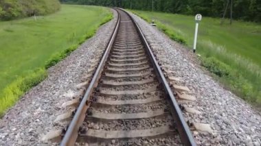 Tren rayları ve yeşil doğa, trenin geçtiği tren trafiği..