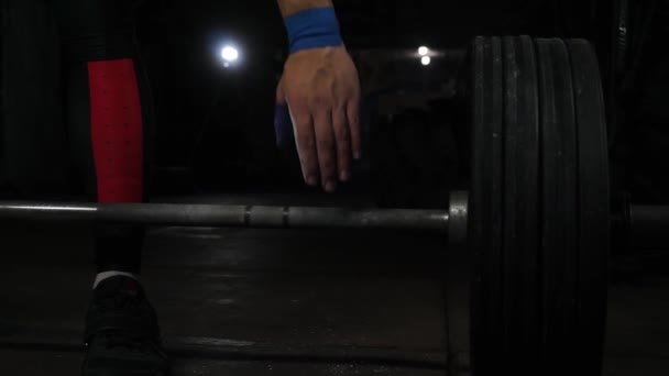 Close-up da mão, o pincel que segura a barra da barra pesada — Vídeo de Stock