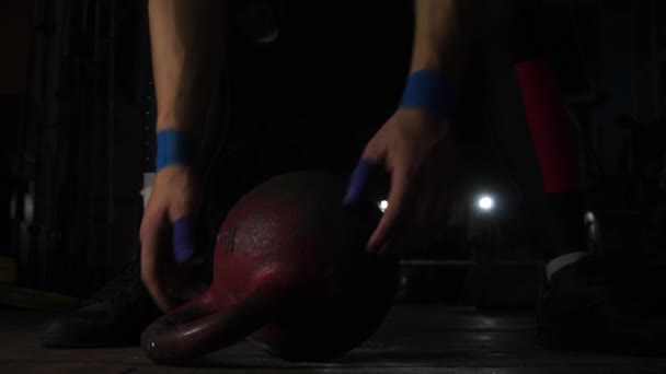 Hände heben und legen ein gleichmäßig liegendes großes rotes Gewicht und der Athlet geht — Stockvideo