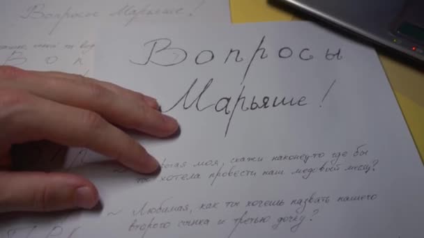 Close-up of writing hand with pen on paper letter in Russian — Stock Video