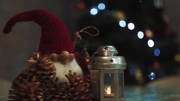 Plan moyen de jouet gnome d'arbre de Noël vert, épicéa, avec des lumières clignotantes sur le fond — Video