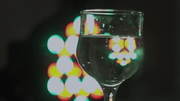 Close-up van reflectie van stroboscooplachten in een champagneglas met belletjes — Stockvideo