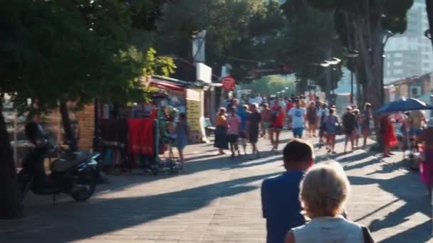BUDVA, MONTENEGRO - AGOSTO 22, 2019: Multidões, turistas caminham ao longo da calçada — Vídeo de Stock