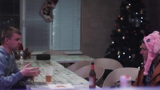 Tipos em uma festa discutindo dinheiro, finanças em uma mesa e beber cerveja — Vídeo de Stock