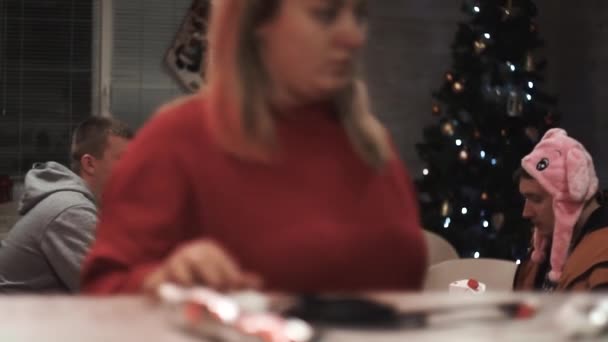 Tussen het praten, ruzie maken op het feest, is er een vrouw in het rood. — Stockvideo