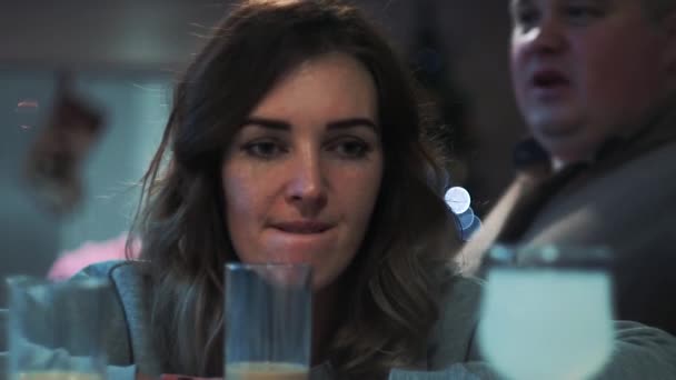 Un mec s'approche de la fille et prend une bouteille d'alcool au bar. — Video