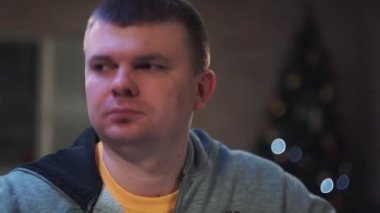 Yakın plan. Adam müzikle dans ediyor, başını sallıyor, parmaklarını kaldırıyor.