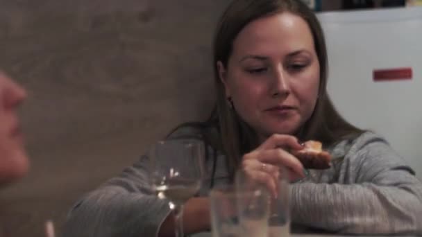 Menina comer um cupcake e sentado dançando para a música em uma festa no bar — Vídeo de Stock