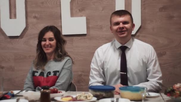 Nerd in suit and beautiful, stylish, fashionable girl congratulate festive table — Stock video